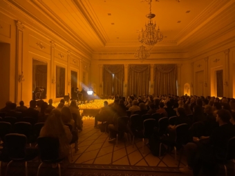 Votre agence événementielle à Annecy s'occupe des événements professionnels, les Concerts Candlelight, de l'entreprise Fever.