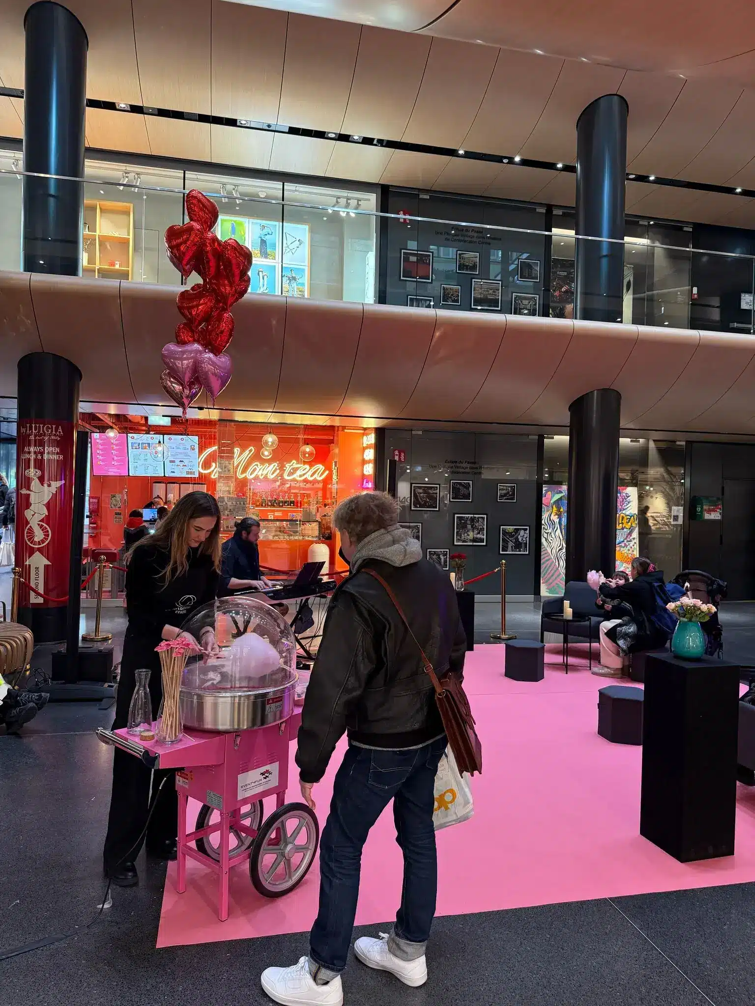 Votre agence événementielle en Haute-Savoie s'occupe des événements professionnels sur mesure du centre commercial Confédération Centre lors de différents événements calendaires.