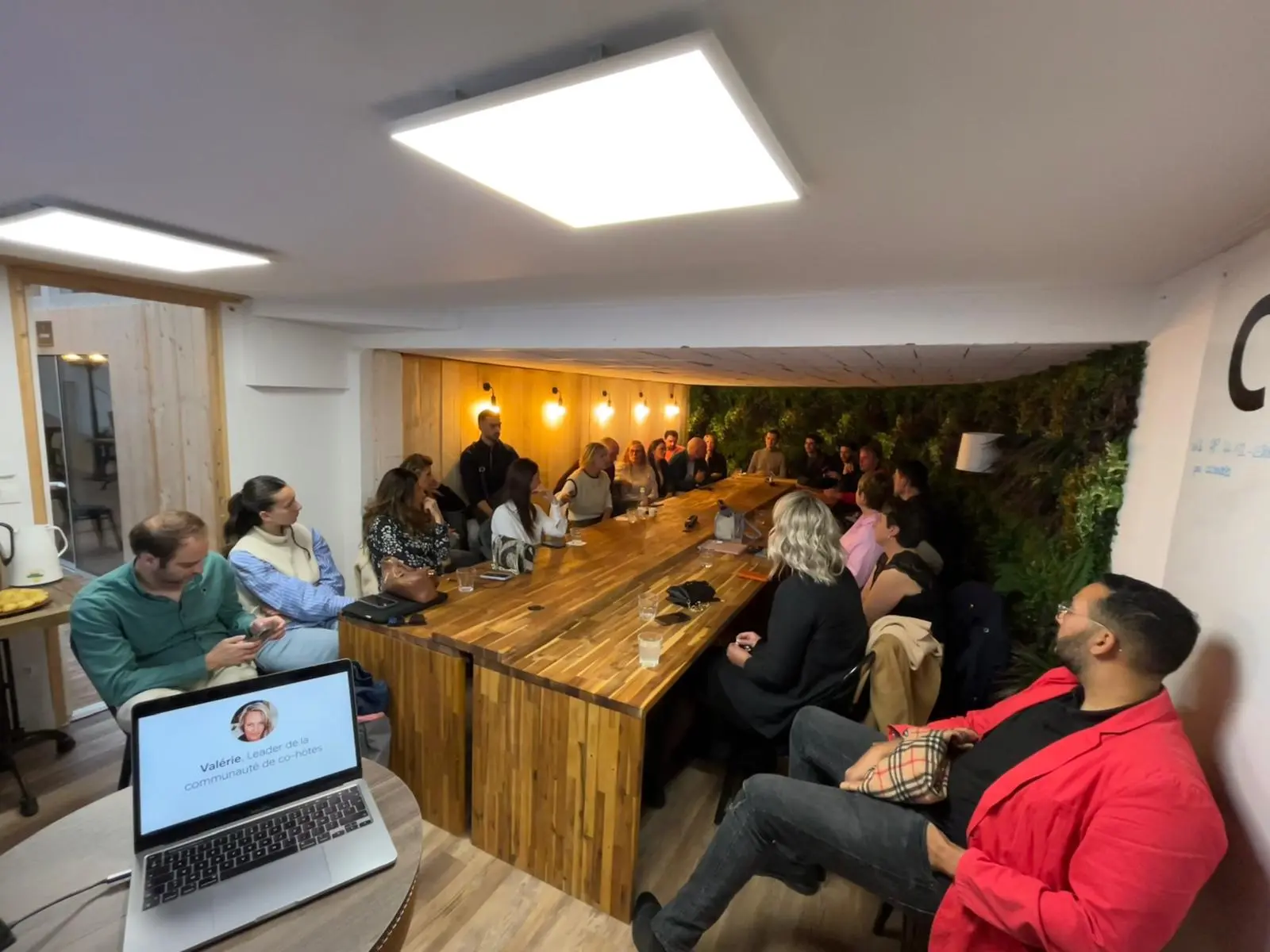 Votre agence événementielle à Annecy s'occupe des événements en entreprise de la réunion régionale Airbnb.