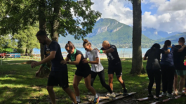 Participants du séminaire d’entreprise prenant part à un Eco-Challenge organisé par SeeMount, agence événementielle à Annecy.