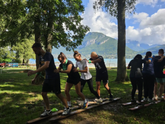 Participants du séminaire d’entreprise prenant part à un Eco-Challenge organisé par SeeMount, agence événementielle à Annecy.