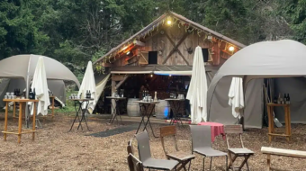 Espace événementiel en pleine nature à Annecy aménagé pour un séminaire d’entreprise organisé par SeeMount, agence événementielle.