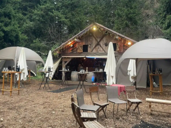 Espace événementiel en pleine nature à Annecy aménagé pour un séminaire d’entreprise organisé par SeeMount, agence événementielle.