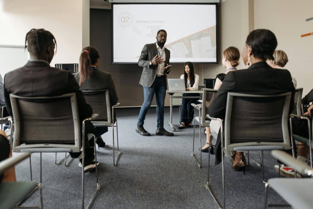 Les tendances séminaires 2026 : ce que les entreprises attendent vraiment Séminaire d'entreprise avec présentation devant les participants