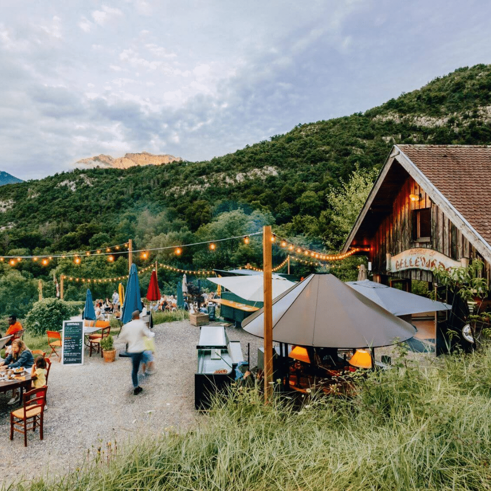 Organisation de séminaire en Haute-Savoie : créez un événement impactant Lieu de séminaire atypique en Haute-Savoie avec terrasse extérieure et vue sur les montagnes