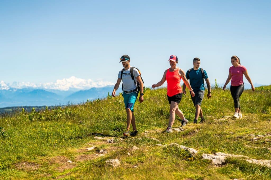 Que faire à Annecy cet été ? Nos activités favorites Randonnée en groupe dans les montagnes autour d'Annecy avec vue sur le Mont-Blanc