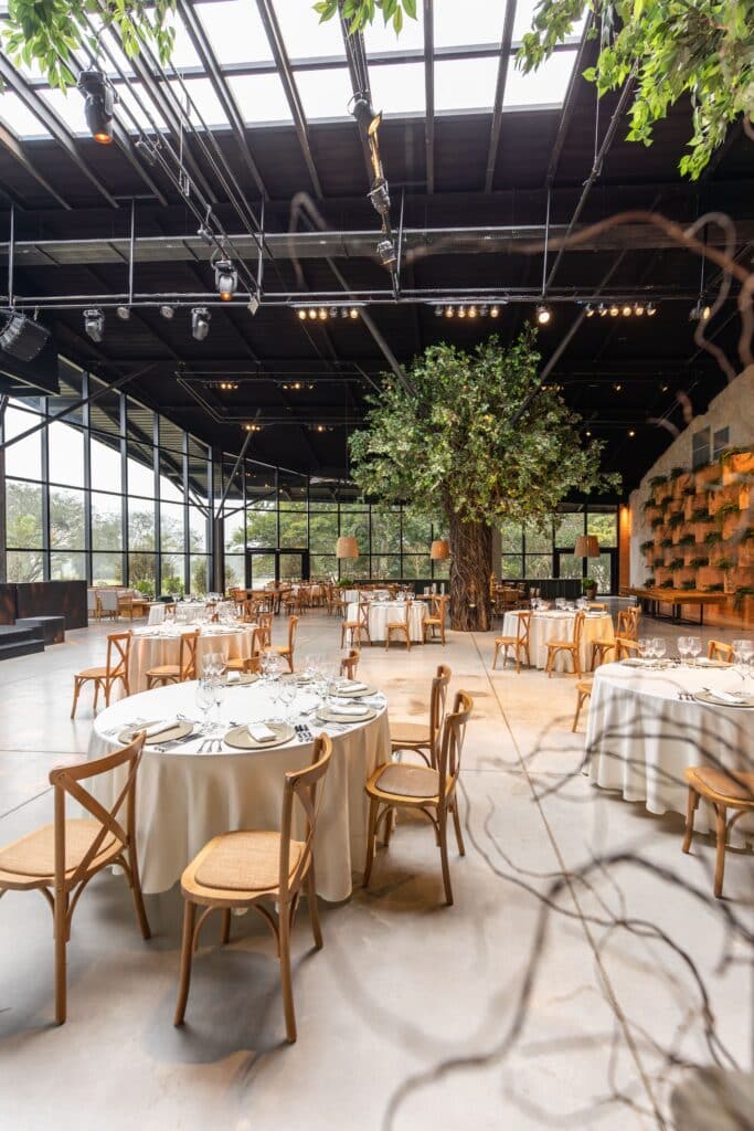 Comment choisir le lieu parfait pour votre événement Salle de réception événementielle avec décoration végétale et tables dressées