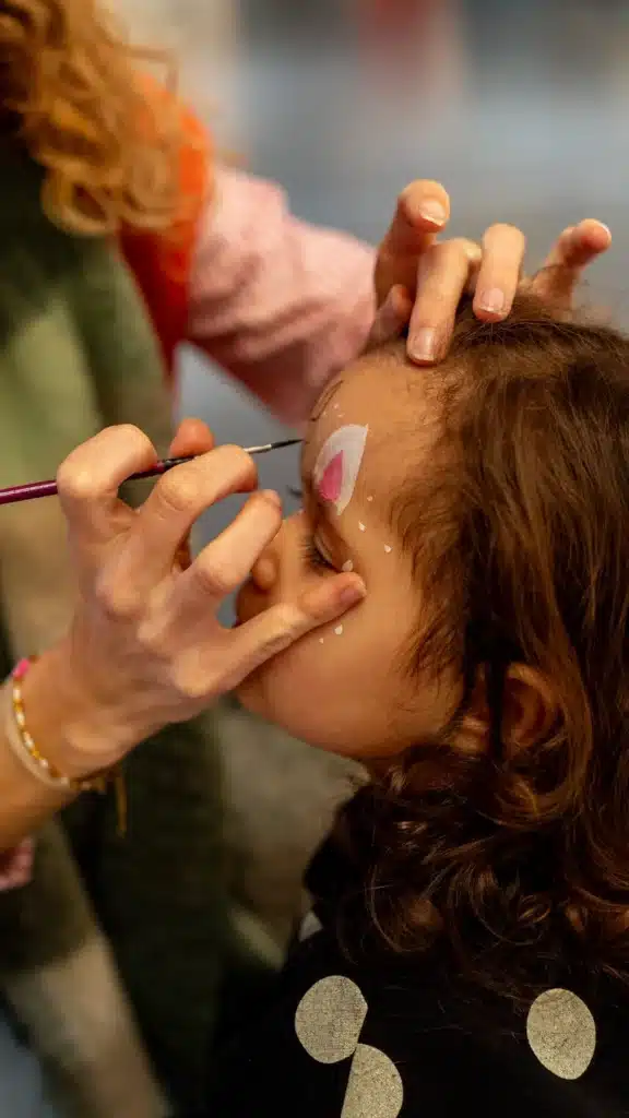 Atelier maquillage pour enfant pendant une animation commerciale en point de vente