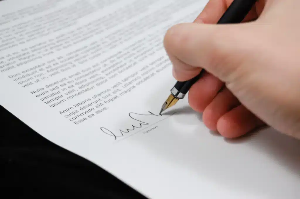 Signature d'un contrat au stylo plume après l'attribution d'un appel d'offres événementiel