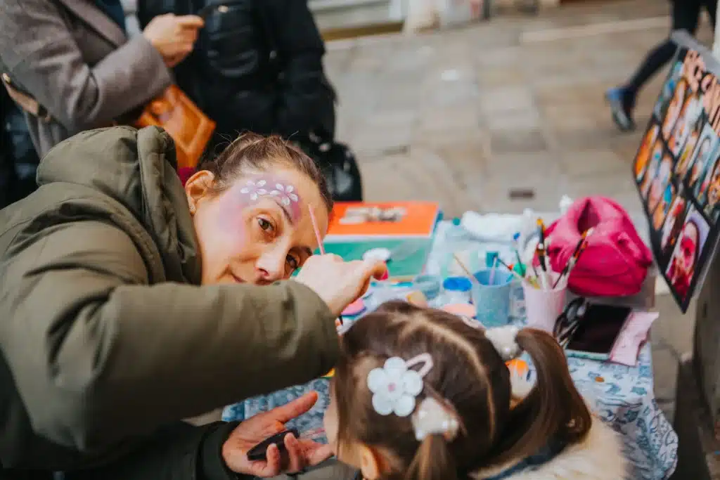 Les événements familiaux de fin d'année en entreprise Atelier maquillage pour enfants pendant un événement de fin d'année en entreprise