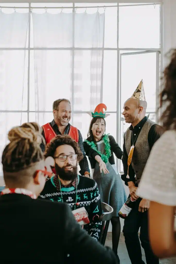 Les événements familiaux de fin d'année en entreprise Collaborateurs réunis pour la fête de fin d'année de leur entreprise