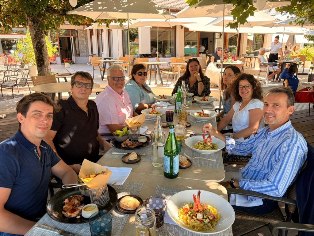 Croisière privative sur le lac d'Annecy : une journée team building pour Foncia déjeuner au père bise