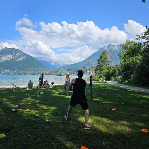 Après-midi détente lors d’un séminaire d’entreprise à Annecy, avec baignade et jeux au bord du lac, organisé par SeeMount, agence événementielle.
