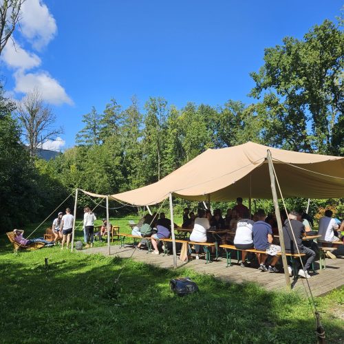 Moment de détente autour d’une formule plancha durant un séminaire d’entreprise à Annecy organisé par SeeMount.